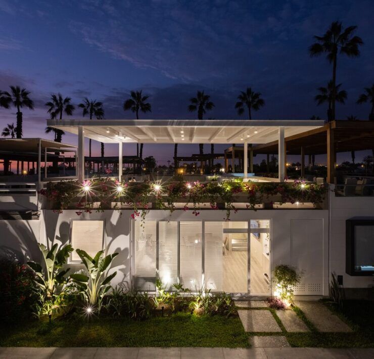 Terraza en azotea de Casa Martinica con pérgola iluminada al atardecer