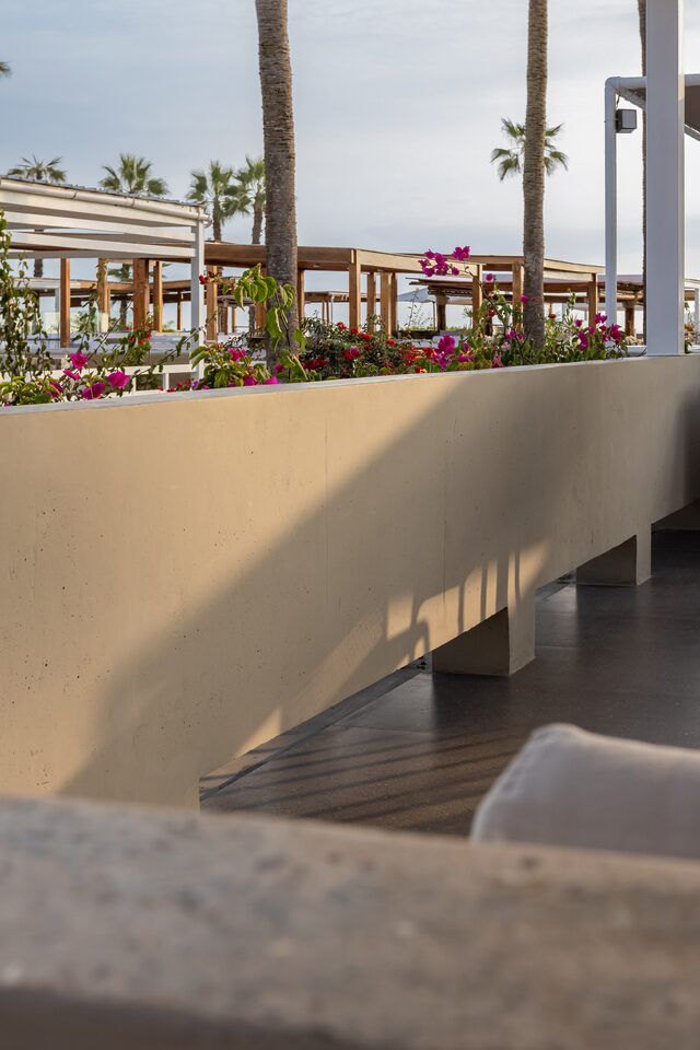Terraza de Casa Martinica con bugambilia y vista hacia el mar