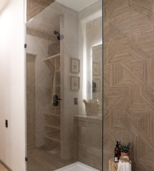 Baño de Casa Yoli con regadera y acabados de madera