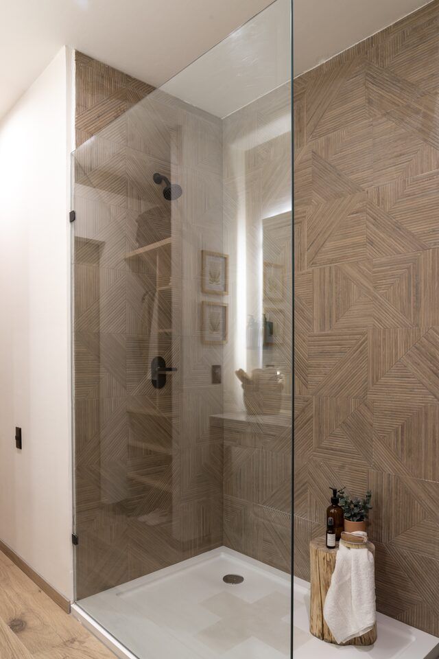 Baño de Casa Yoli con regadera y acabados de madera