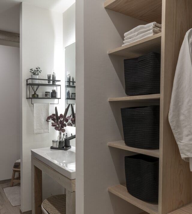 Clóset y vestidor de madera en Casa Yoli