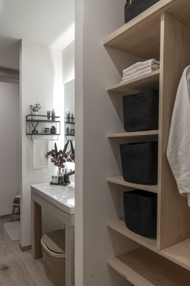 Clóset y vestidor de madera en Casa Yoli