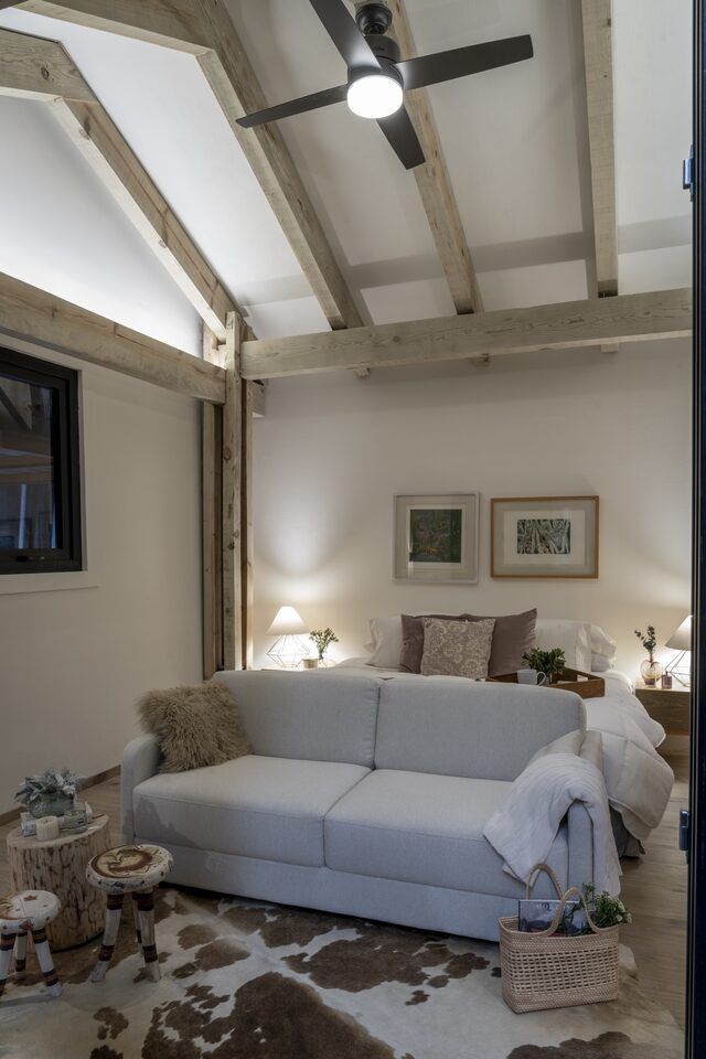 Interior de Casa Yoli con recámara y sala integradas bajo techo de madera