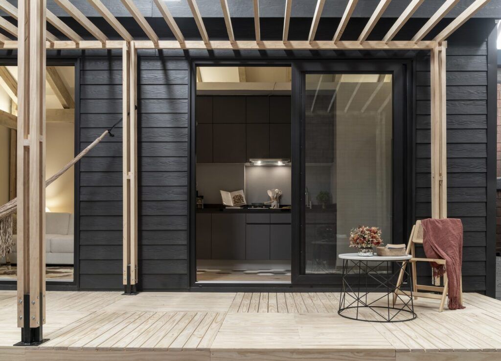 Terraza de Casa Yoli con pérgola de madera y deck, tiny house de KINEKI