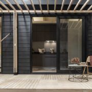 Terraza de Casa Yoli con pérgola de madera y deck, tiny house de KINEKI