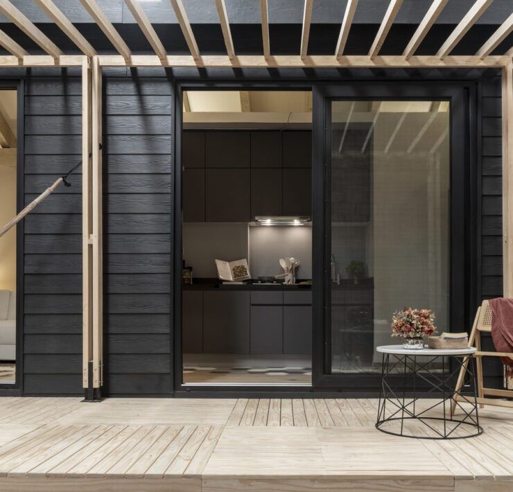 Terraza de Casa Yoli con pérgola de madera y deck, tiny house de KINEKI