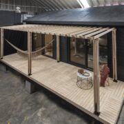 Casa Yoli, casa prefabricada tipo tiny house de KINEKI y Cabin México, con terraza y pérgola de madera