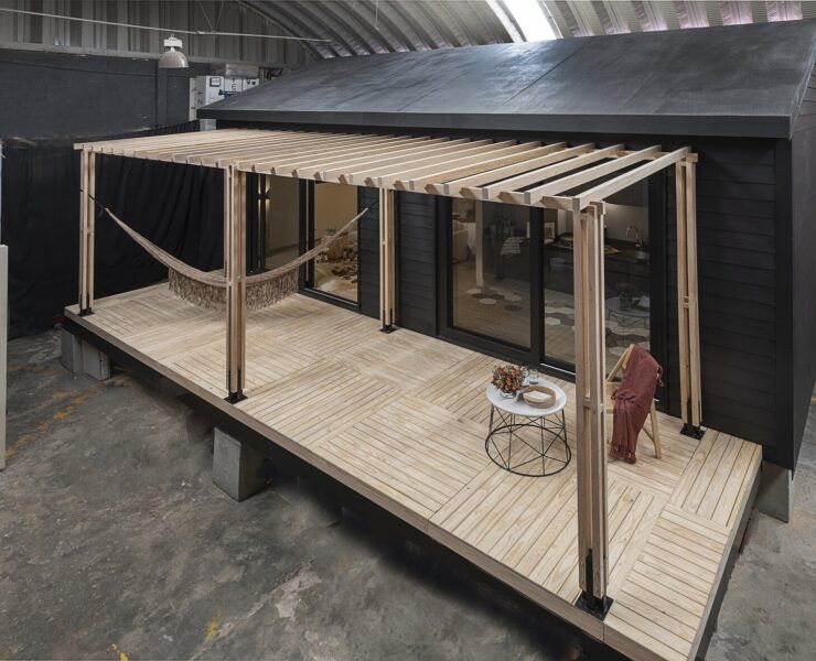 Casa Yoli, casa prefabricada tipo tiny house de KINEKI y Cabin México, con terraza y pérgola de madera