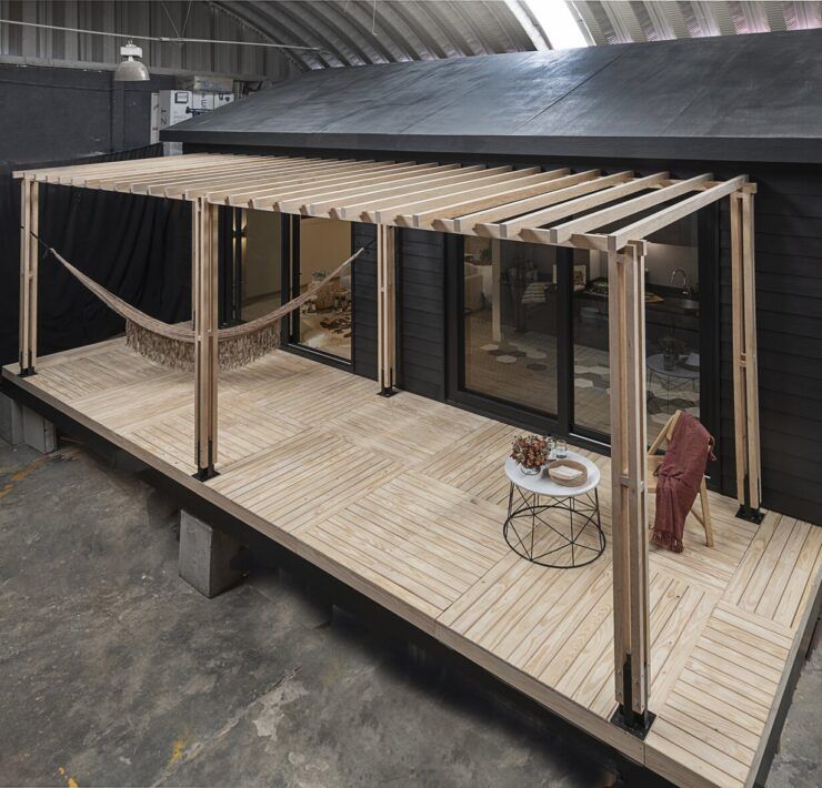 Casa Yoli, casa prefabricada tipo tiny house de KINEKI y Cabin México, con terraza y pérgola de madera