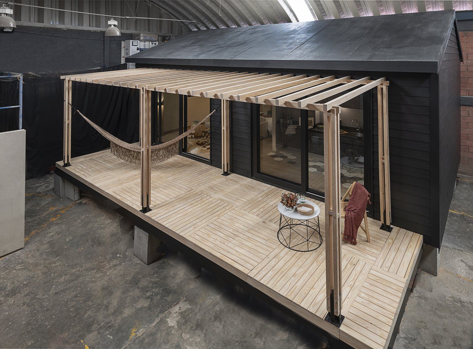 Casa Yoli, casa prefabricada tipo tiny house de KINEKI y Cabin México, con terraza y pérgola de madera