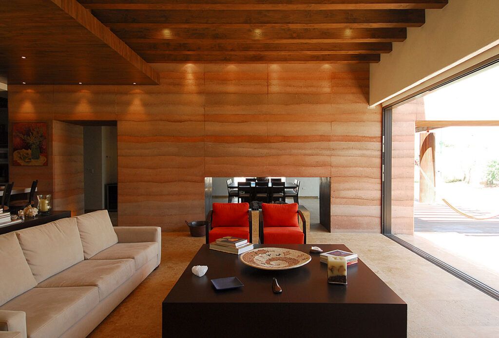Sala con rammed earth o tapial de ARTC Arquitectos