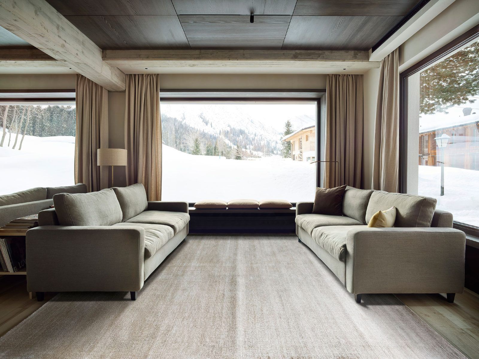 Alfombra Frizzantino de G.T.DESIGN en tono gris perla en una sala de chalet con dos sofás y ventanales con vista a la nieve