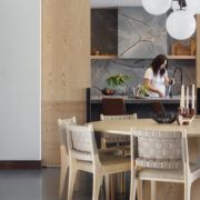 ocina de Casa Ficus con piedra sinterizada de gran formato y comedor de madera