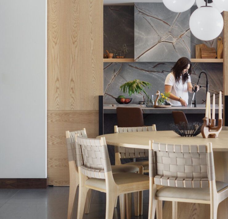 ocina de Casa Ficus con piedra sinterizada de gran formato y comedor de madera