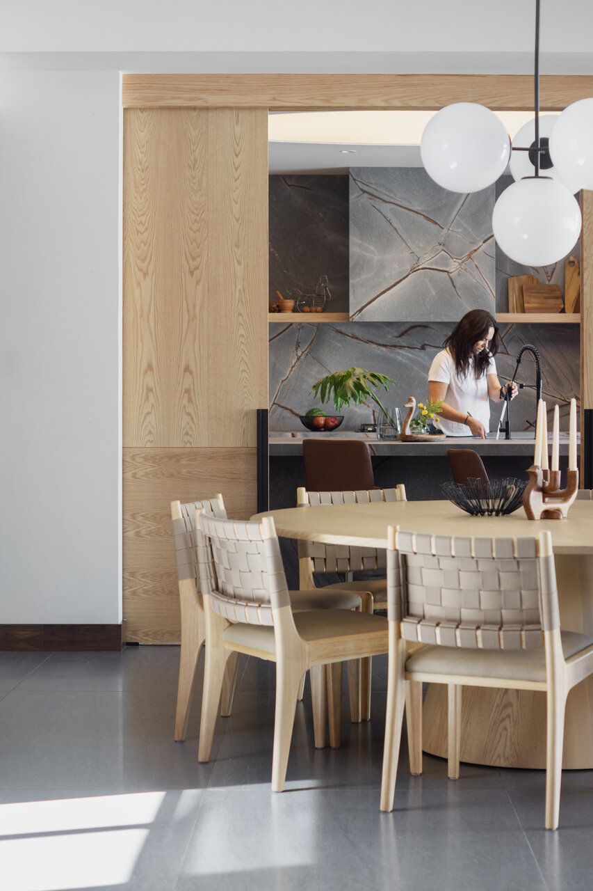 ocina de Casa Ficus con piedra sinterizada de gran formato y comedor de madera