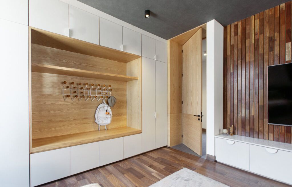 interiorismo cálido en Puebla Estancia de Casa Ficus con mueble blanco, nicho de madera y muro de madera