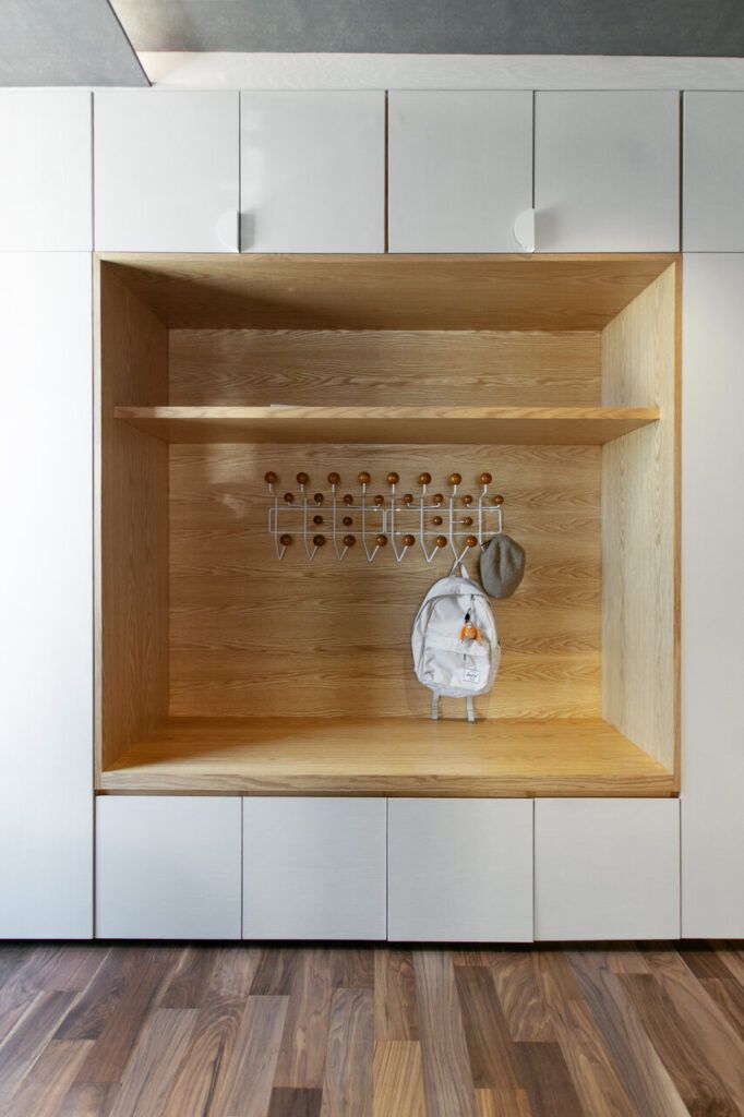 Nicho de madera con repisa y perchero en Casa Ficus