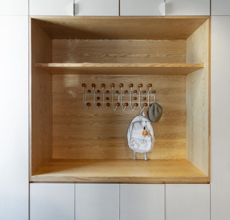 Nicho de madera con repisa y perchero en Casa Ficus