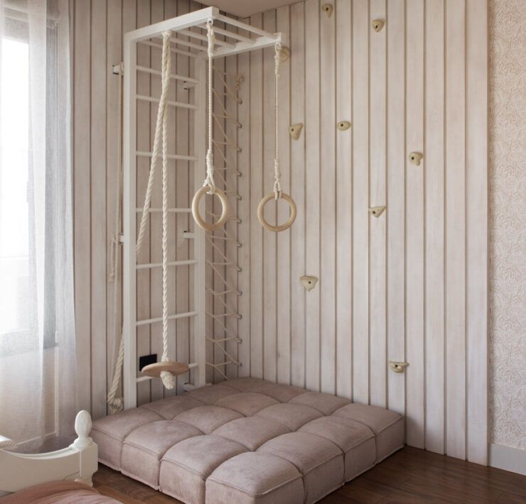 Recámara infantil de Casa Ficus en tonos rosas con muro de escalada