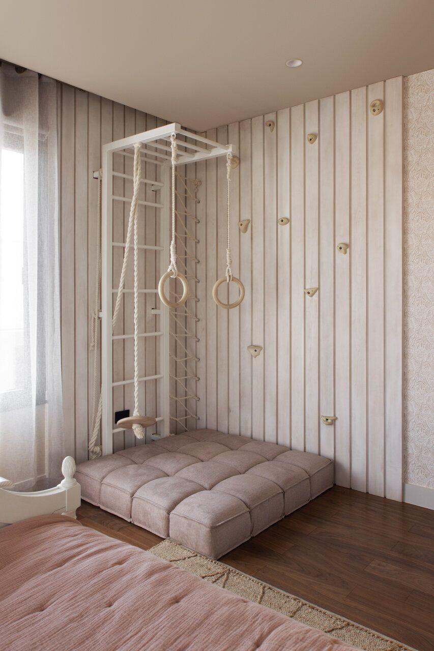 Recámara infantil de Casa Ficus en tonos rosas con muro de escalada