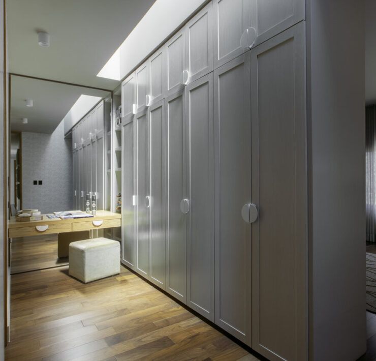 Vestidor de Casa Ficus con clósets grises y tocador
