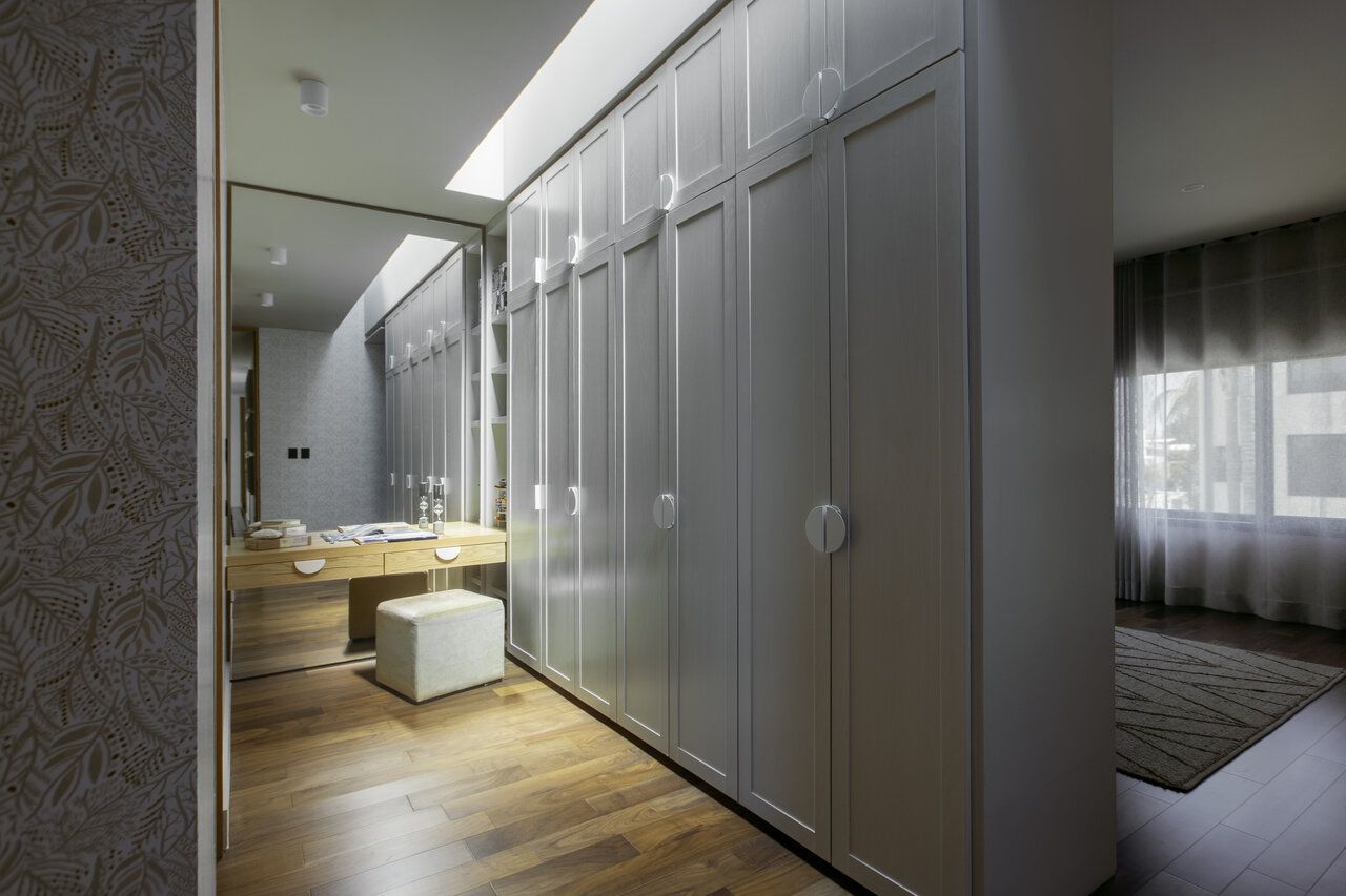 Vestidor de Casa Ficus con clósets grises y tocador
