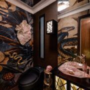 Baño de visitas de Casa Mineral con papel tapiz botánico en muros y techo, lavabo de cuarzo rosa y mueble retroiluminado