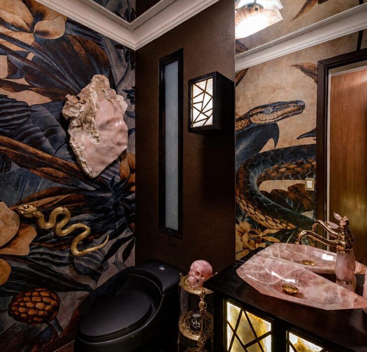 Baño de visitas de Casa Mineral con papel tapiz botánico en muros y techo, lavabo de cuarzo rosa y mueble retroiluminado