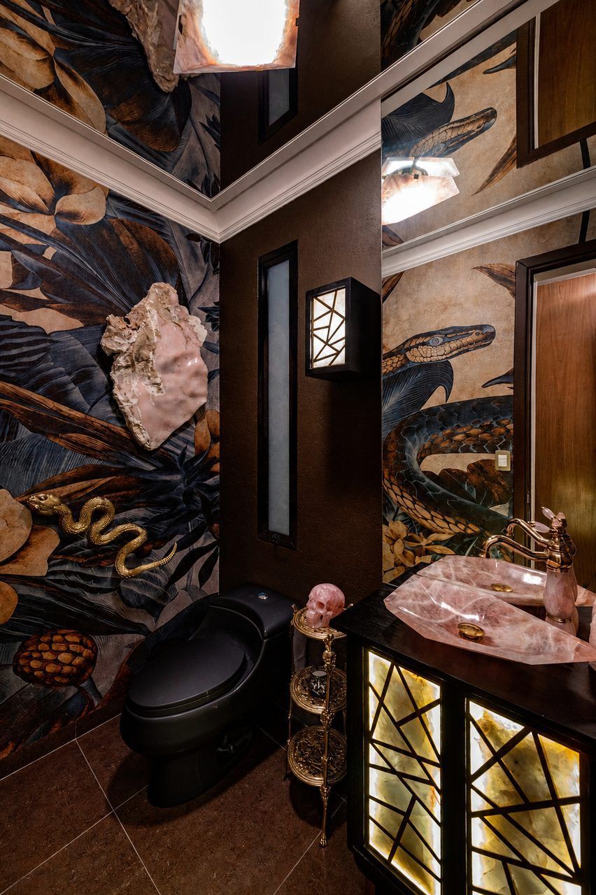 Baño de visitas de Casa Mineral con papel tapiz botánico en muros y techo, lavabo de cuarzo rosa y mueble retroiluminado
