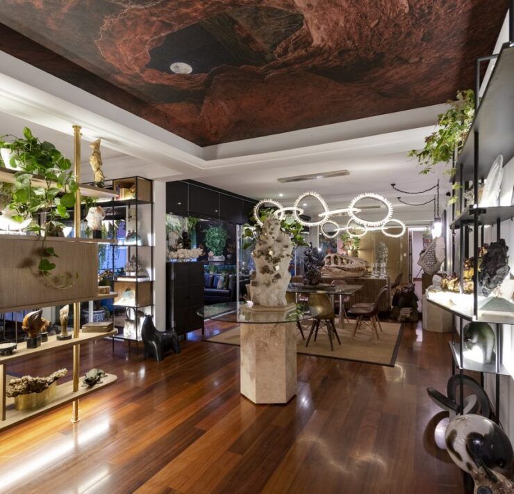 Plafón del ingreso de Casa Mineral con mural que simula una formación rocosa y una luna entre sus aperturas