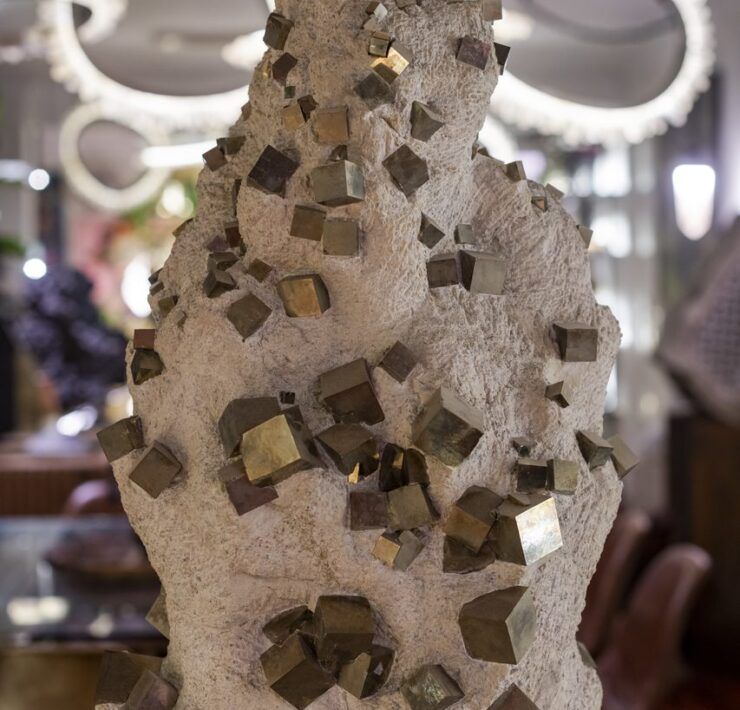 Cristales cúbicos de pirita sobre roca matriz exhibidos en Casa Mineral