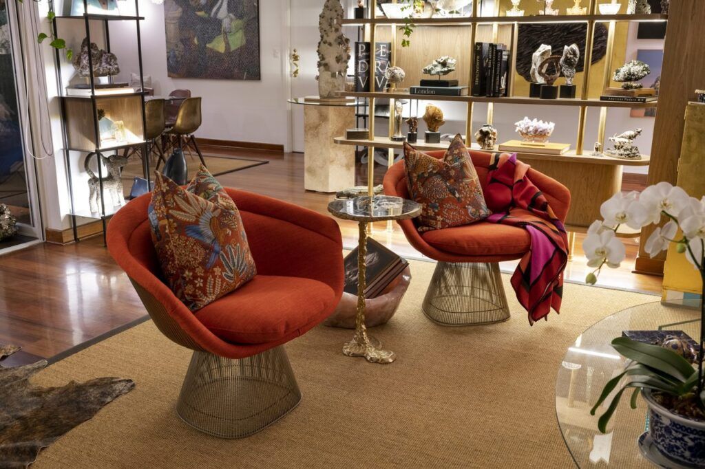 Par de sillones rojos del lenguaje de Warren Platner para Knoll con cojines estampados en la sala de Casa Mineral