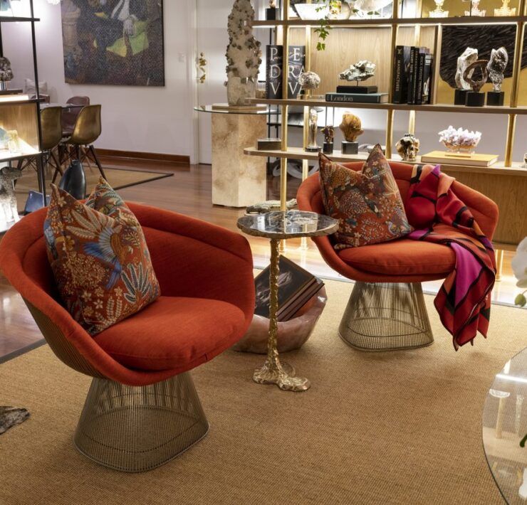 Par de sillones rojos del lenguaje de Warren Platner para Knoll con cojines estampados en la sala de Casa Mineral