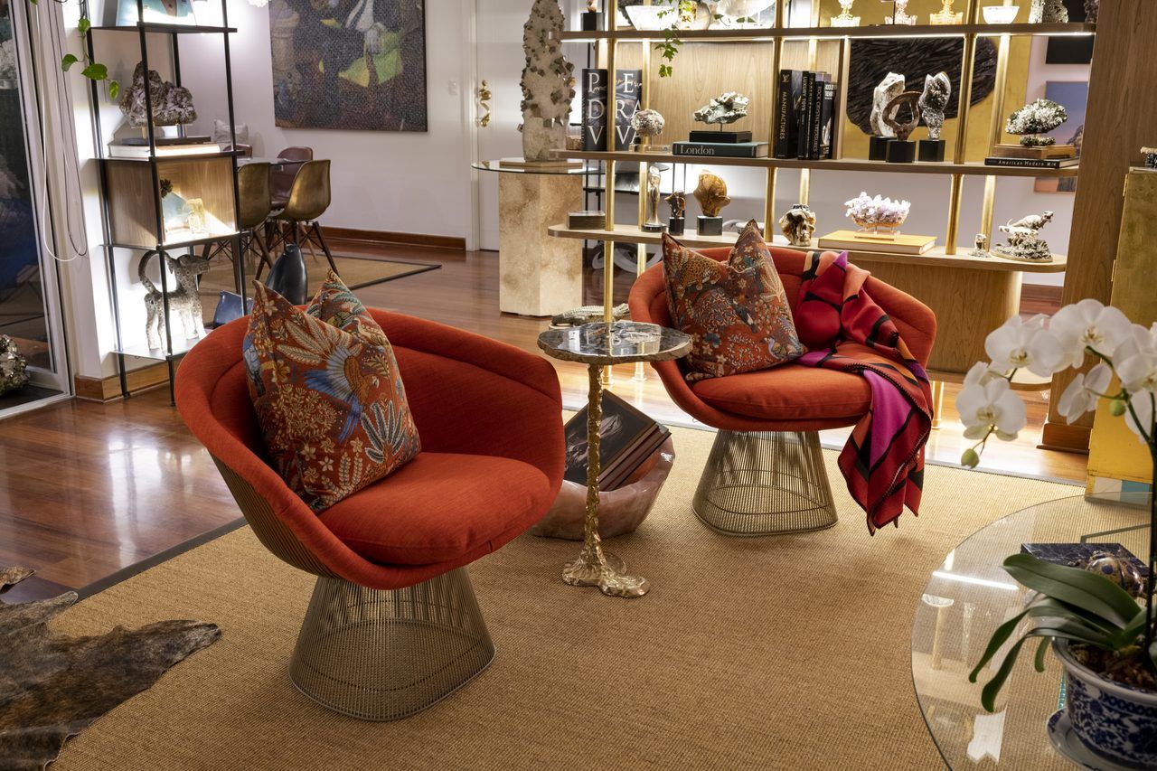 Par de sillones rojos del lenguaje de Warren Platner para Knoll con cojines estampados en la sala de Casa Mineral