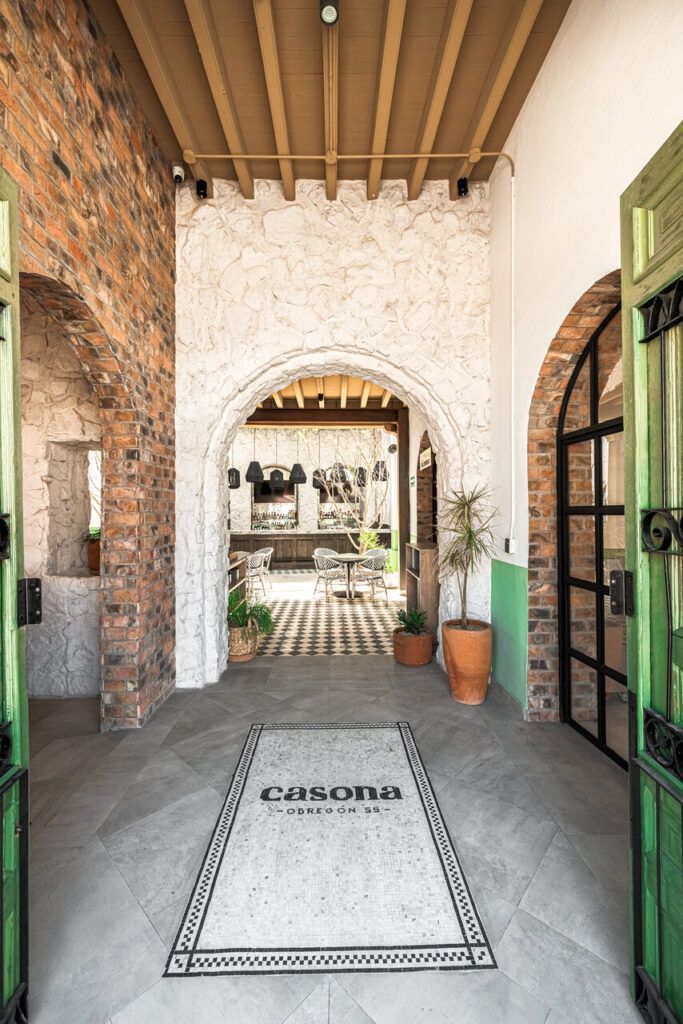 Pasillo con arcos de piedra en Casona Obregón 55