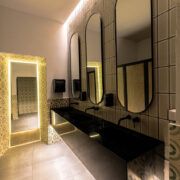 Baño de Casona Obregón 55 con espejos dorados y tocador en tonos cálidos