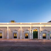 Fachada restaurada de Casona Obregón 55, restaurante de TAMEN Arquitectura en el centro de Hermosillo, al atardecer