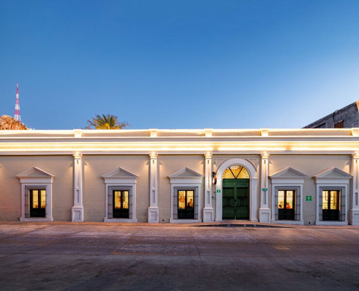Fachada restaurada de Casona Obregón 55, restaurante de TAMEN Arquitectura en el centro de Hermosillo, al atardecer