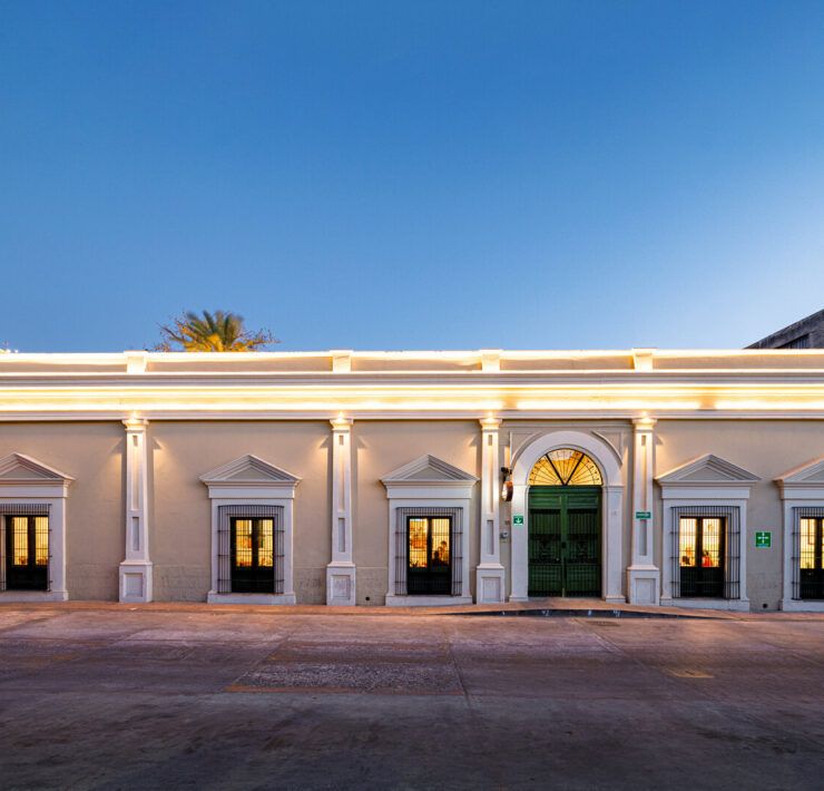 Fachada restaurada de Casona Obregón 55, restaurante de TAMEN Arquitectura en el centro de Hermosillo, al atardecer