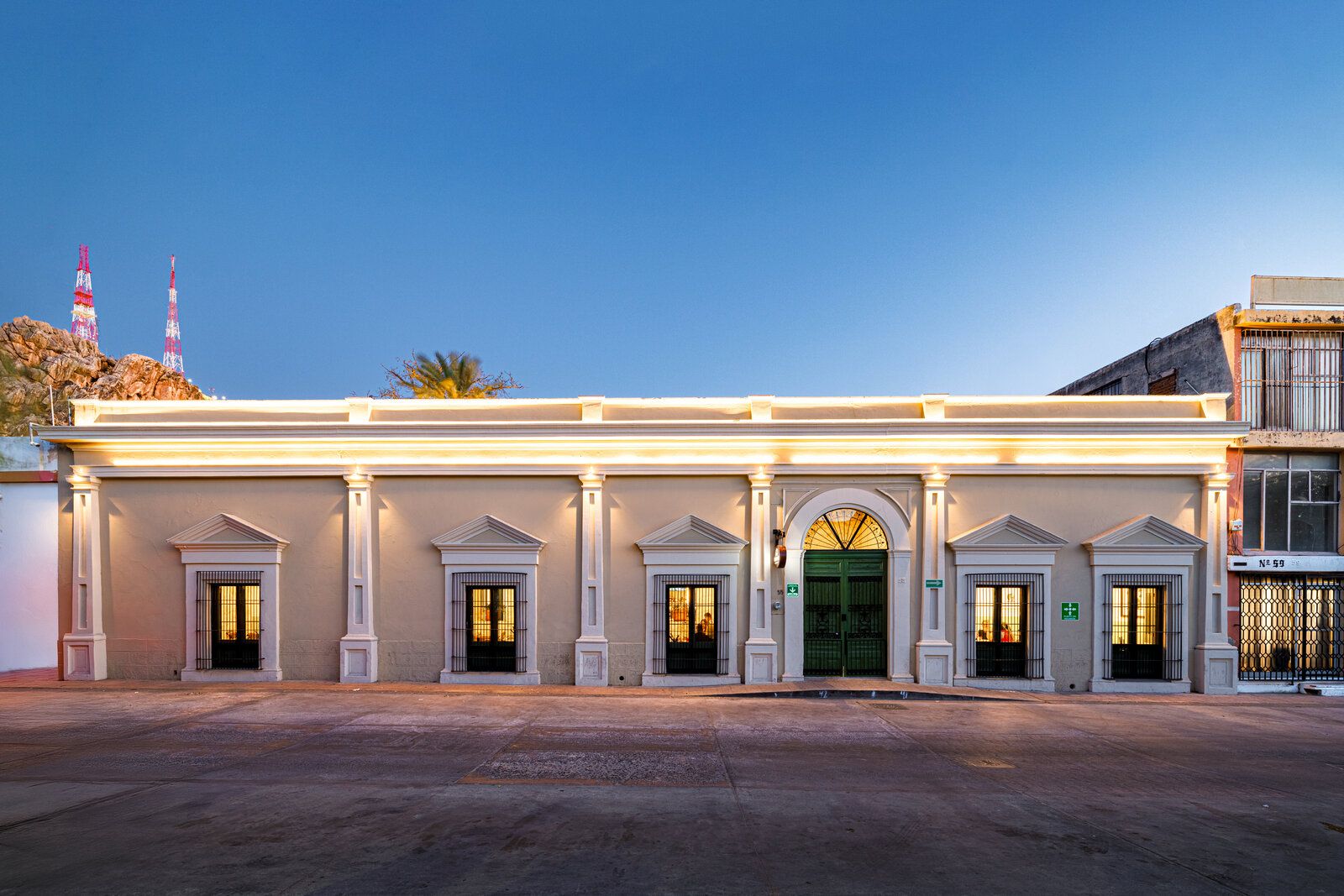 Fachada restaurada de Casona Obregón 55, restaurante de TAMEN Arquitectura en el centro de Hermosillo, al atardecer