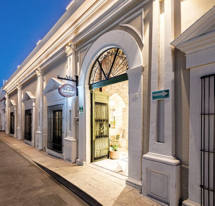 Fachada de Casona Obregón 55 sobre la calle del centro de Hermosillo, iluminada de noche