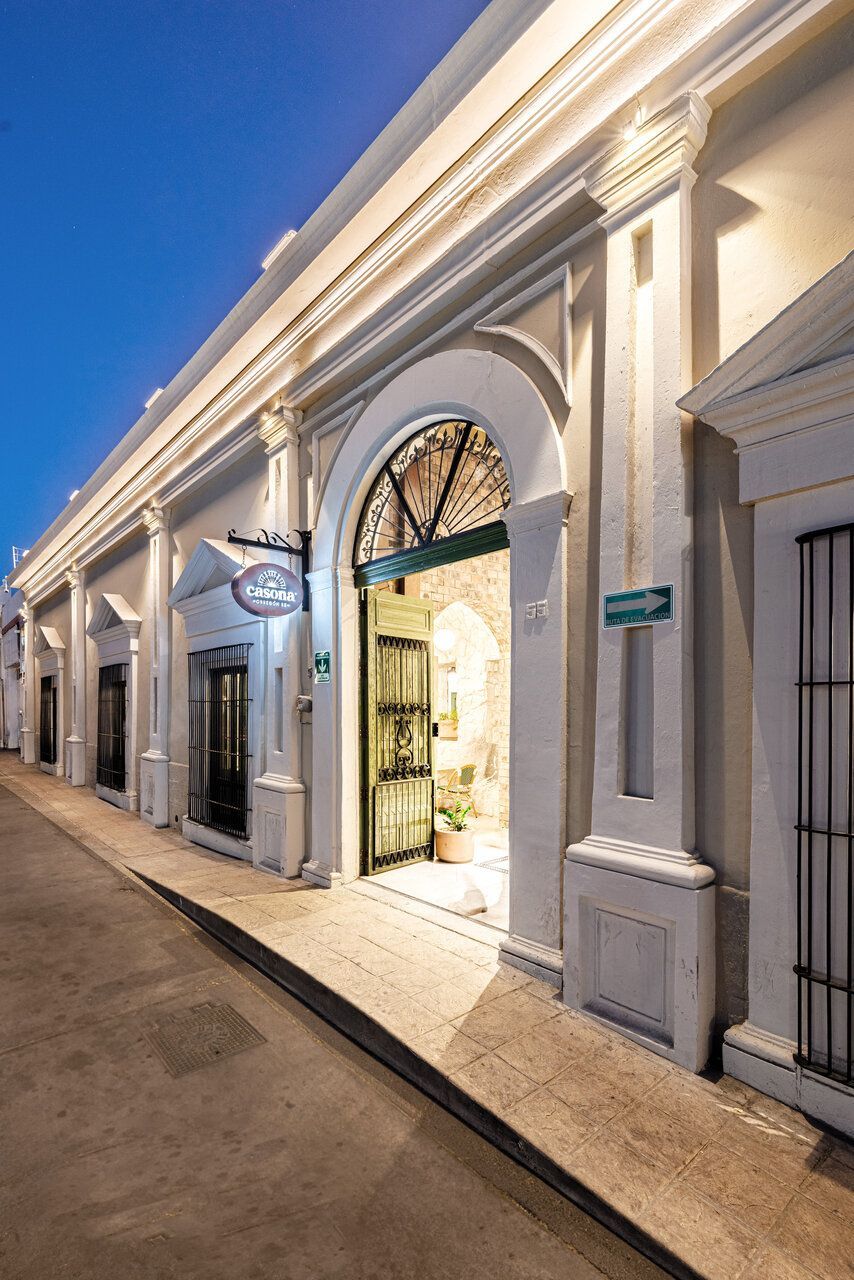 Fachada de Casona Obregón 55 sobre la calle del centro de Hermosillo, iluminada de noche