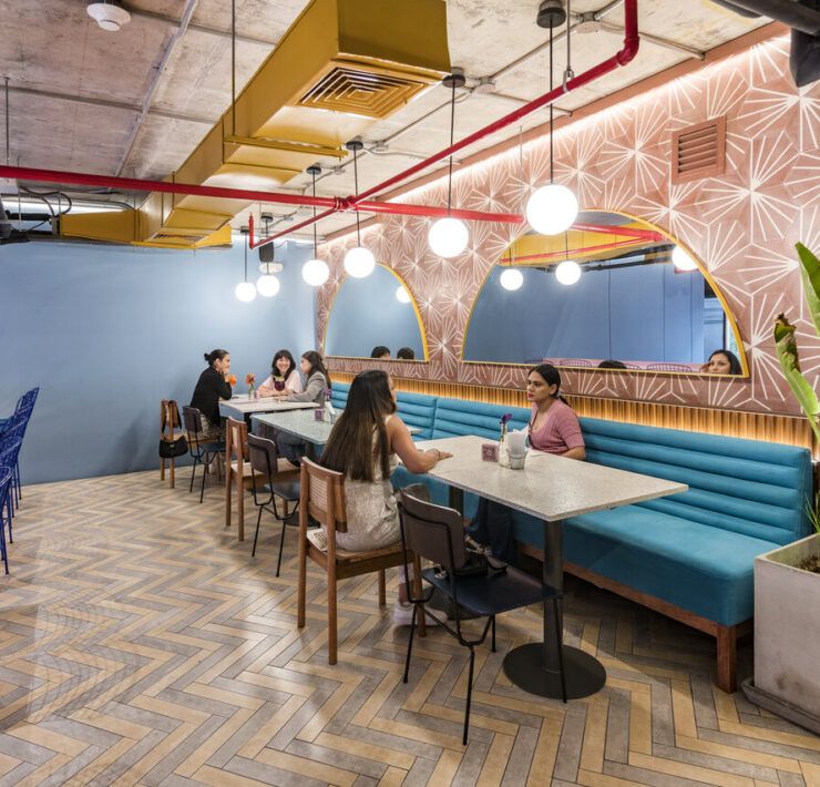 Comedor de Checha Tea Bar con banca azul y plantas colgantes