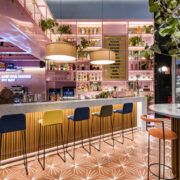 Mostrador de la barra en Checha Tea Bar con iluminación de neón