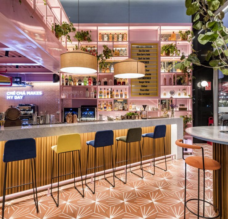 Mostrador de la barra en Checha Tea Bar con iluminación de neón