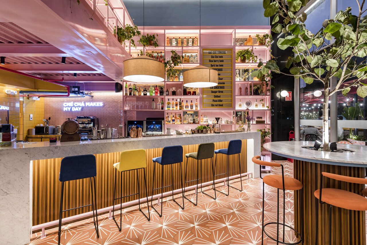 Mostrador de la barra en Checha Tea Bar con iluminación de neón