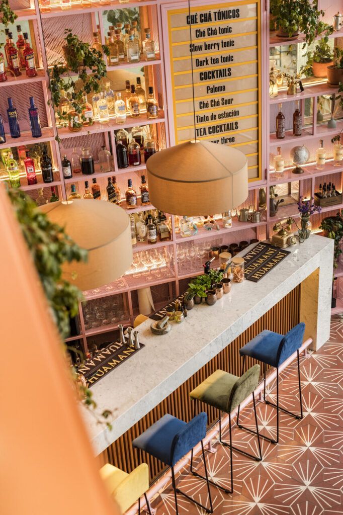 Vista de la barra de Checha Tea Bar, un restaurante temático en Lima desde las escaleras del segundo nivel