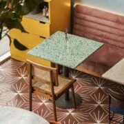 Detalle de mesa con acabado de mármol en Checha Tea Bar