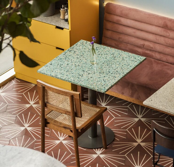Detalle de mesa con acabado de mármol en Checha Tea Bar