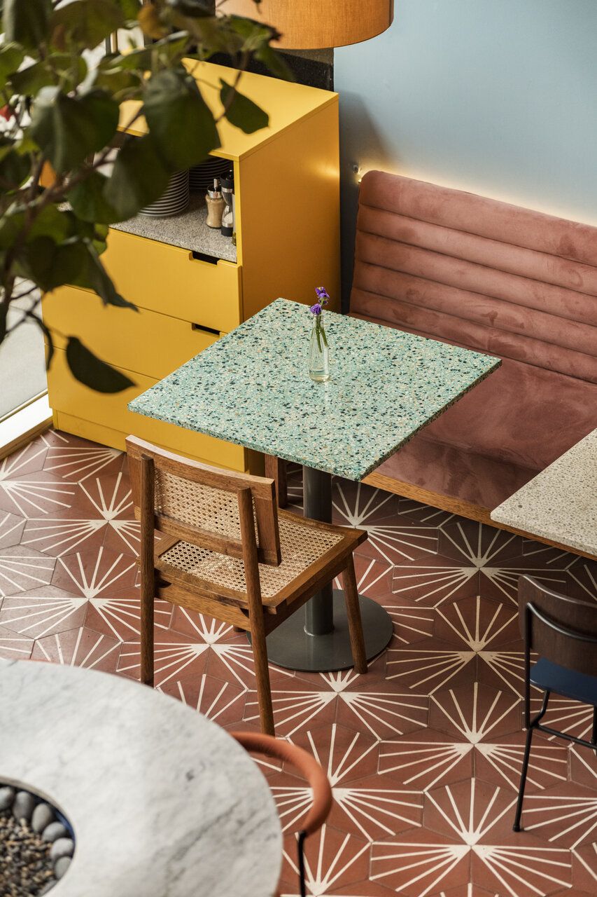 Detalle de mesa con acabado de mármol en Checha Tea Bar